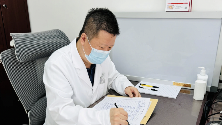 喉咙痛上火两个月，一查竟是肺癌！这3种“上火”症状最危险